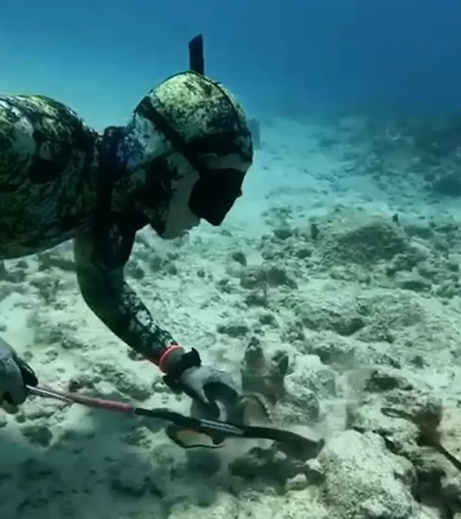 While diving in the seabed a man discovered something extraordinary 